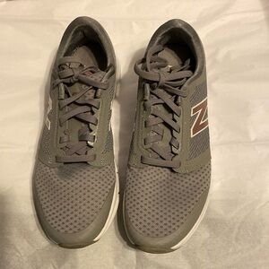New Balance size 8 women’s shoes. Gray and pink. Like new.